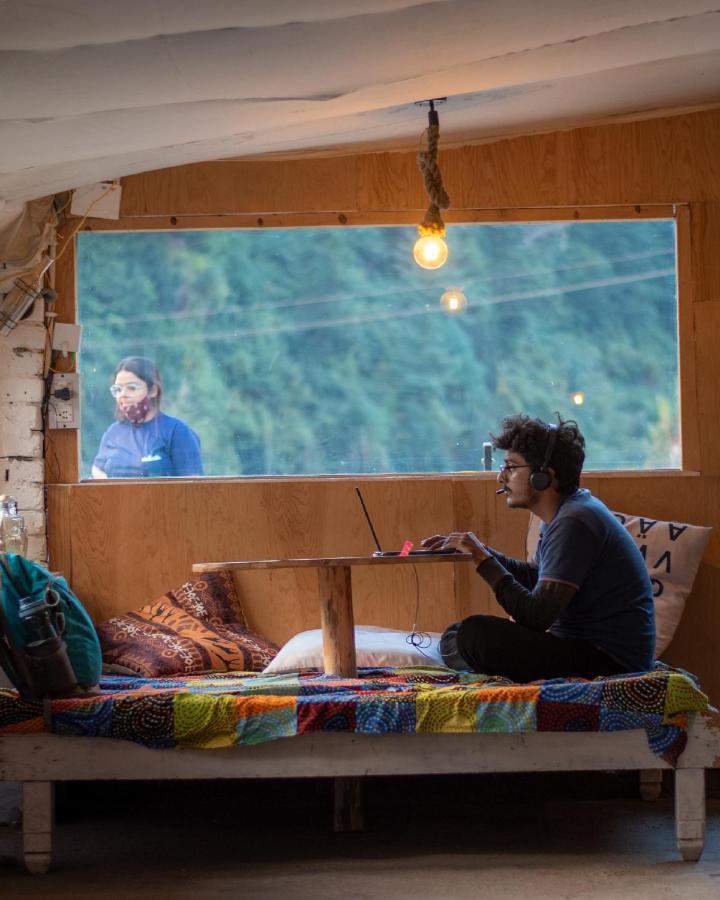 Young Monk Hostel & Cafe Old Manali Экстерьер фото